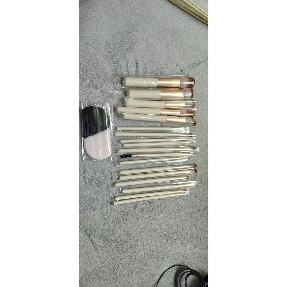 Hemkgo 18pcs Professional Premium Makeup Brushes with 2 Powder Puff & Travel Bag